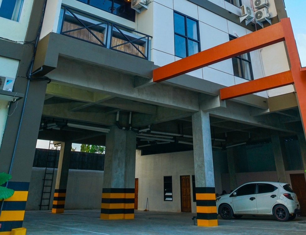 Parkiran Mobil dan Motor
